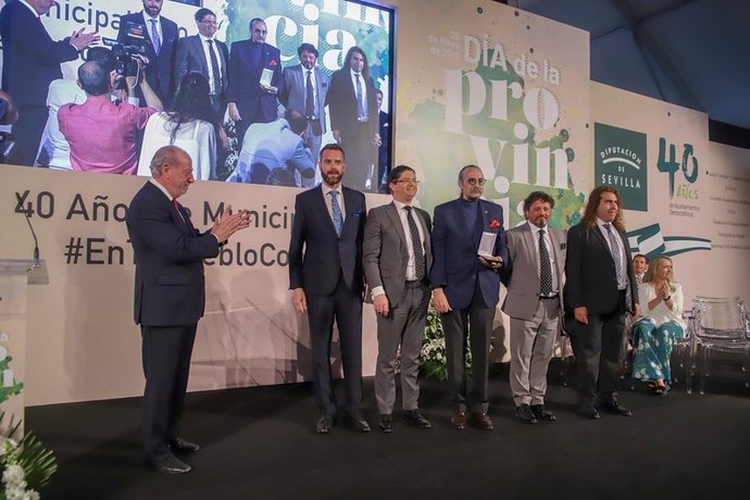 Entrega de la placa de honor a Cantores de Hispalis en 2019