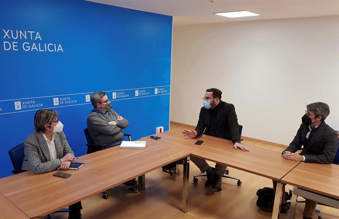 La conselleira do Mar, Rosa Quintana, se reúne con el presidente de la Alianza Europea de Pesca de Fondo, Iván López, y con el secretario de esta misma entidad, Daniel Voces.