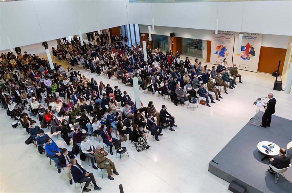El jefe del Estado Mayor de la Defensa, Teodoro López Calderón, se dirige al público asistente a su conferencia, en el hall del edificio Amigos de la Universidad de Navarra
