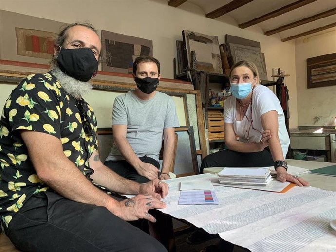 Vilar-Bou (el autor) en el centro, Felicia Puerta (la artista) a la derecha y Ximo Rochera (el editor) a la izquierda