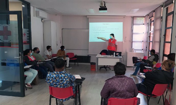 Archivo - 32 Personas Participan En Los Talleres De Cruz Roja Para Mejorar La Gestión De La Salud Individual En Colectivos Migrantes En La Rioja