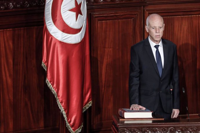 Archivo - FILED - 23 October 2019, Tunisia, Tunis: Kais Saied takes an oath as Tunisia's new President during a swearing-in ceremony at the Tunisia Assembly of the Representatives of the People. Saied orders the army to take to the streets to impose pub
