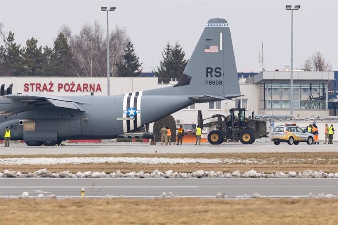 Militares de Estados  Unidos llegan en avión al aeropuerto de Rzeszow Jasionka de Polonia