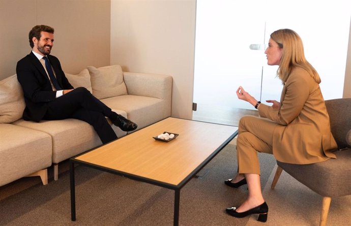 El líder del PP, Pablo Casado, con la nueva presidenta del Parlamento Europeo, Roberta Metsola, en una reunión bilateral que mantuvieron en octubre de 2021 en Bruselas.