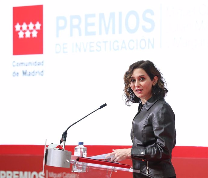 La presidenta de la Comunidad de Madrid, Isabel Díaz Ayuso, interviene en la entrega de los Premios de Investigación 2021, en la Real Casa de Correos, a 2 de febrero de 2022, en Madrid (España).
