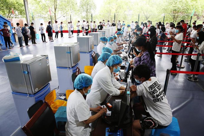 Archivo - 11 June 2021, China, Chongqing: Health workers vaccinate 3318 senior high school graduates as the Qianjiang District of Chongqing City. Photo: Yang Min/SIPA Asia via ZUMA Wire/dpa