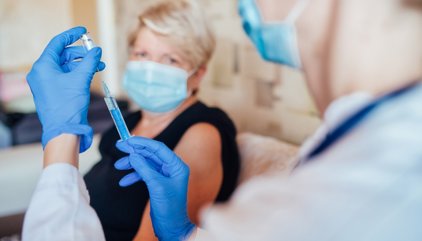 ¿Por qué han cambiado las recomendaciones con la dosis de refuerzo en la Covid? ¿Sobreestimulamos el sistema inmune?