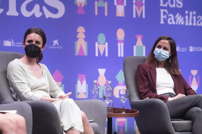 La ministra de Igualdad, Irene Montero (i), y la ministra de Derechos Sociales, Ione Belarra, en la presentación de un Libro Blanco para un nuevo marco sobre apoyo y protección familiar, en Caixa Fórum, a 3 de febrero de 2022, en Madrid (España). 