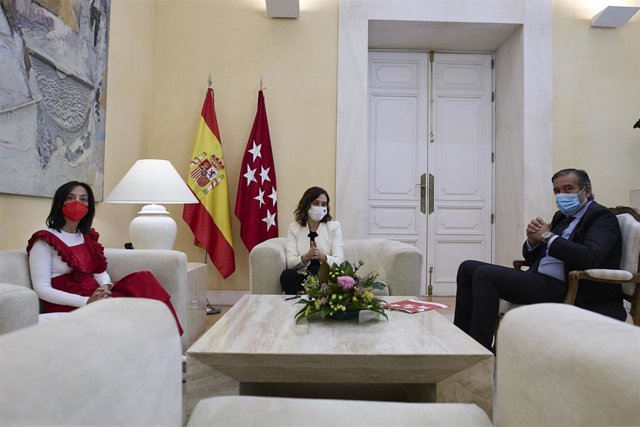 Archivo - La delegada del Gobierno en Madrid, Mercedes González (i), mantiene su primer encuentro institucional con la presidenta de la Comunidad de Madrid, Isabel Díaz Ayuso (c), y con el consejero de Presidencia, Justicia e Interior, Enrique López (d), 
