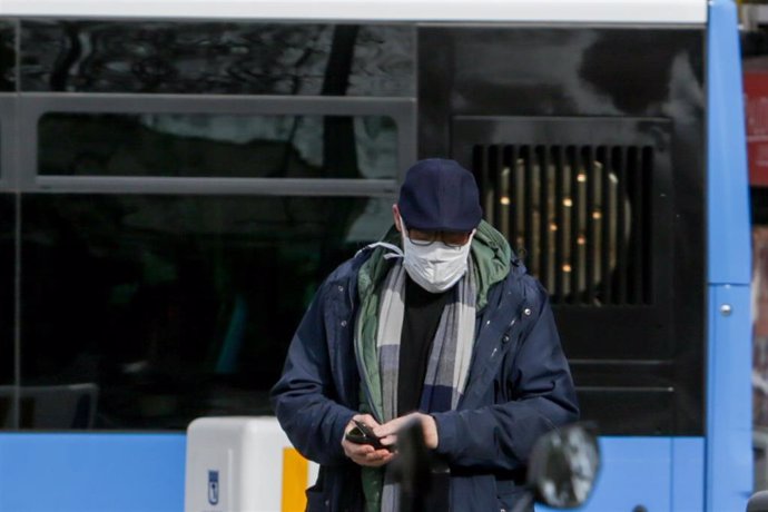 Archivo - Un hombre lleva mascarilla para protegerse del coronavirus en una calle de Madrid, a 11 de marzo de 2020.