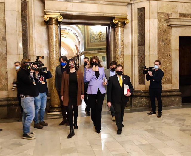 La presidenta del Parlament, Laura Borràs, i membres de Junts abans de la Comissió de l'Estatut dels Diputats del Parlament de Catalunya