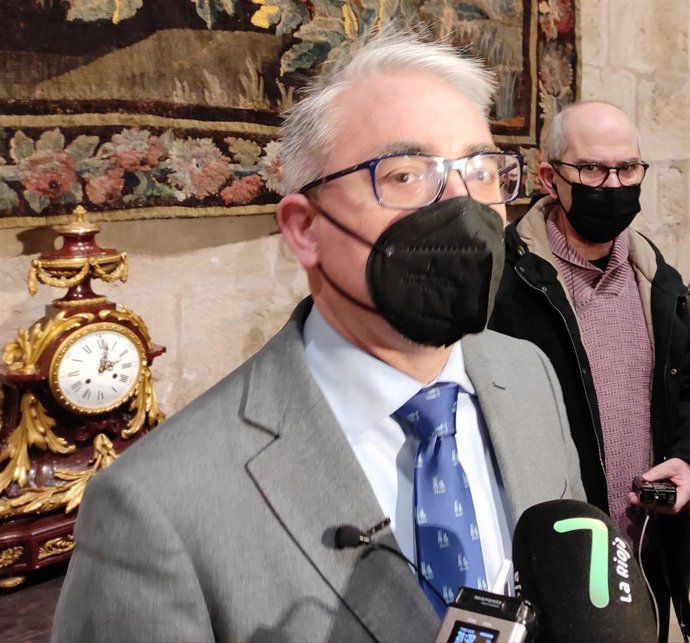 El portavoz del Grupo Parlamentario del PP, Jesús Ángel Garrido, atiende a los medios en el Parlamento riojano