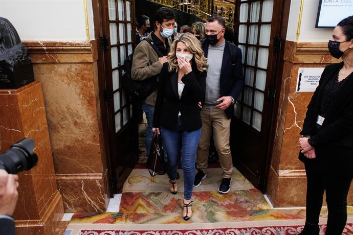La ministra de Trabajo, Yolanda Díaz, sale de una sesión plenaria en el Congreso de los Diputados, a 3 de febrero de 2022, en Madrid (España). 