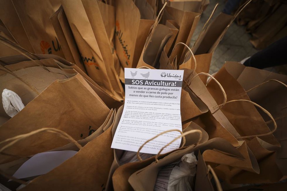 Archivo - Bolsas de la organización Unións Agrarias que reparten de forma gratuita 2.000 kilos de pollo como protesta por la subida en los costes de producción en la avicultura y los precios de venta, a 23 de noviembre de 2021, en Pontevedra, Galicia (E