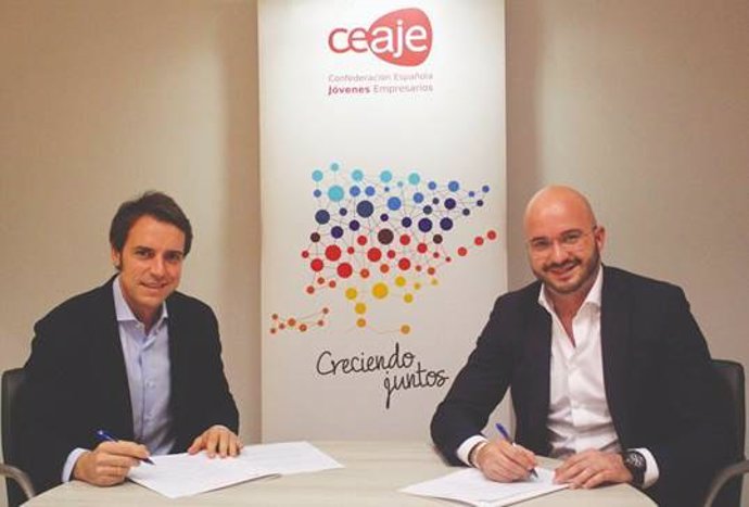 El presidente de Ceaje, Fernín Albaladejo, y el director general de Glovo Iberia, Diego Nouet, firman el acuerdo de colaboración en la sede de Ceaje en Madrid