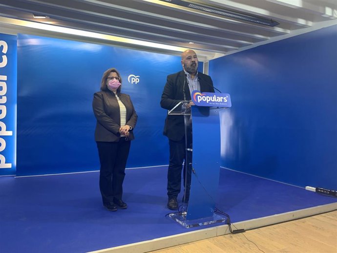 Archivo - El presidente de la Junta Territorial del PP, Jaime Martínez, y la portavoz del PP en el Ayuntamiento de Palma, Mercedes Celeste, durante una rueda de prensa.