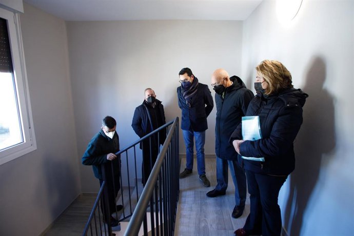 El consejero Ciriza; el director general de Administración Local y Despoblación, Jesús Mari Rodríguez; el alcalde de Mendaza, Javier Senosiain; y los representantes del Concejo de Acedo, María Mercedes Gastón y Luis Alberto Nieva, durante la visita