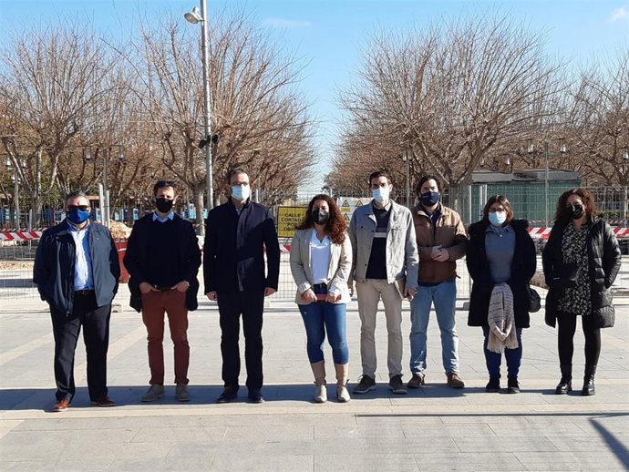 El alcalde de Palma, José Hila, y la regidora del área de Infraestructura y Accesibilidad, Ángelica Pastor, visitan el parque de Ses Estacions.