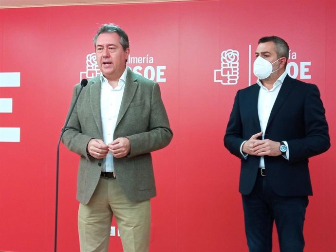 El secretario general del PSOE-A, Juan Espadas, junto al secretario provincial del PSOE de Almería, Juan Antonio Lorenzo.