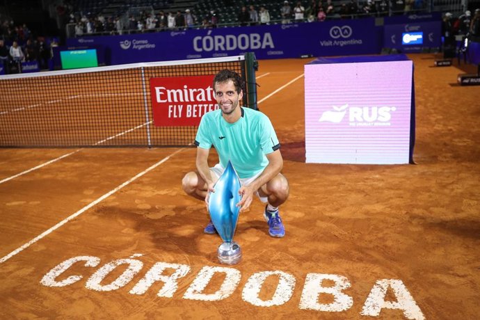 El tenista español Albert Ramos Viñolas conquista el torneo ATP 250 Córdoba Open, en Argentina.