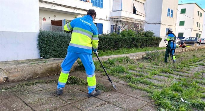 Operarios de Emaya trabajan eliminando hierbas en la calle.