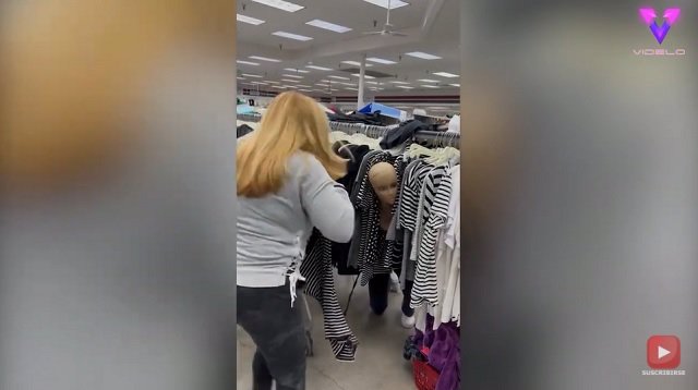 Asustando a los clientes de la tienda con una cabeza de maniquí