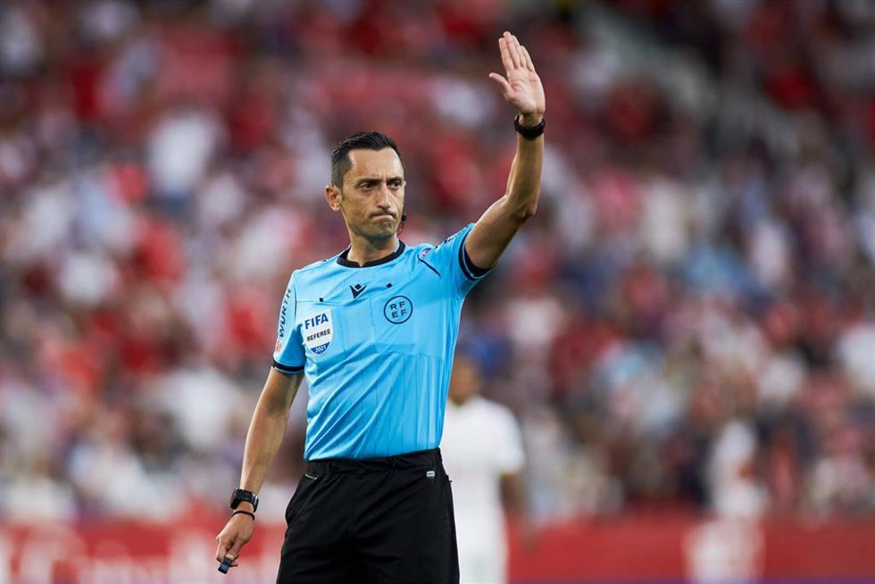 Archivo - El colegiado José María Sánchez Martínez arbitra el partido de LaLiga Santander 2021-2022 entre Sevilla y Valencia en el Estadio Ramón Sánchez-Pizjuán.