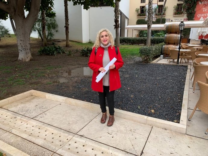 La concejala de UPporMálaga Remedios Ramos en los jardines de calle Alcazabilla en la que se emplaza la estatua de Ibn Gabirol