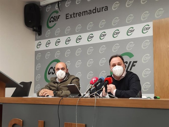 El secretario autonómico de Acción Sindical de CSIF Extremadura, Paco Fernández, y el miembro del comité de empresa de Ambuvital y delegado de CSIF en dicho comité, Juan Félix Soto, en rueda de prensa