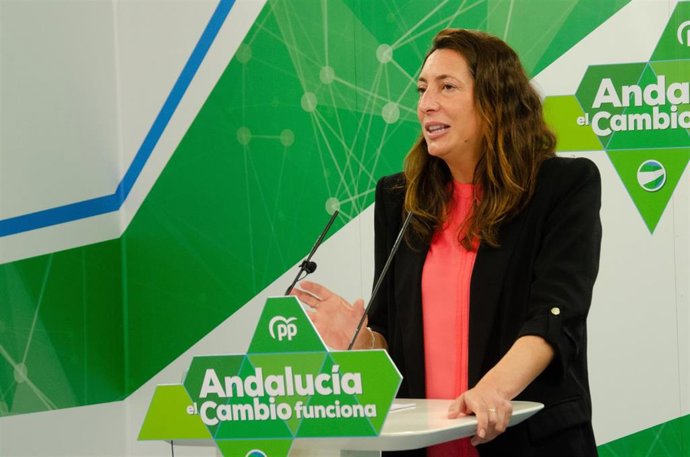 La secretaria general del PP-A, Loles López, en rueda de prensa, este lunes en Sevilla.