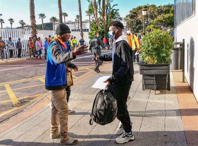 Dos migrantes en el Puerto de Ceuta se dirigen a la península, a 3 de febrero de 2022, en Ceuta (España). De este grupo de migrantes, cuatro salen del Centro de Estancia Temporal de Inmigrantes (CETI) con protección internacional por la vulnerabilidad d