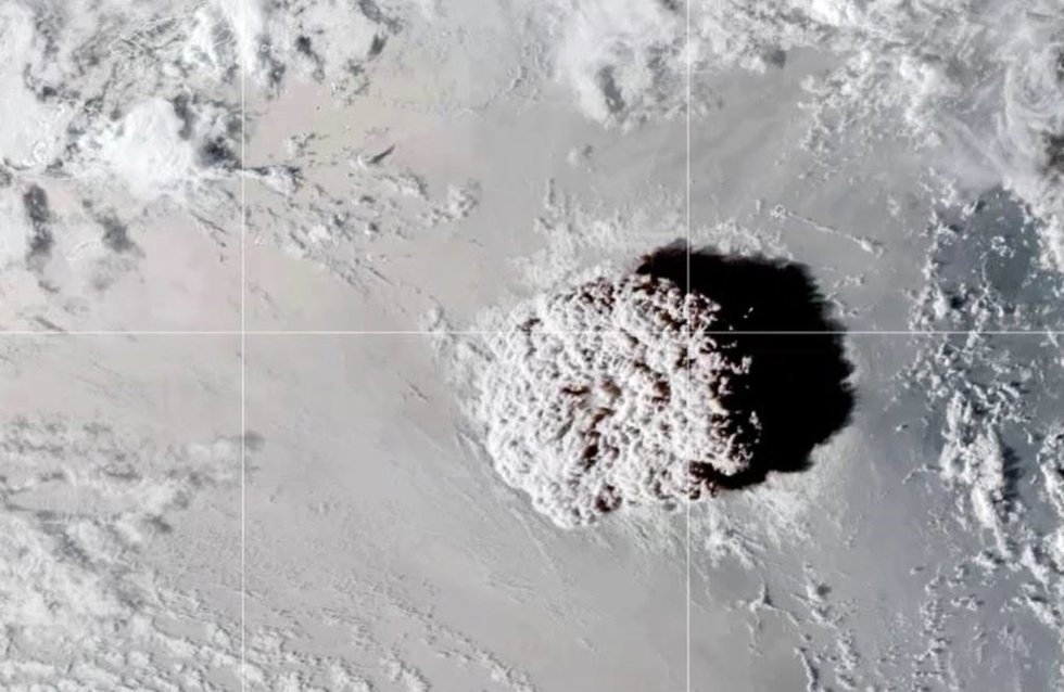 Imágenes de satélite del volcán de Tonga
