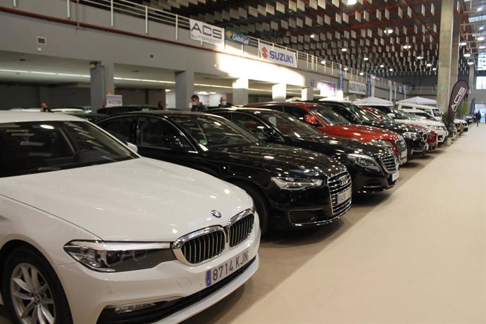 Archivo - Varios vehículos expuestos en  una feria de automóviles.