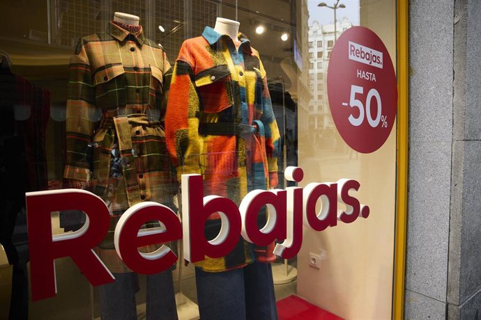 Archivo - Un cartel de rebajas en un escaparate en una calle comercial del centro de Madrid