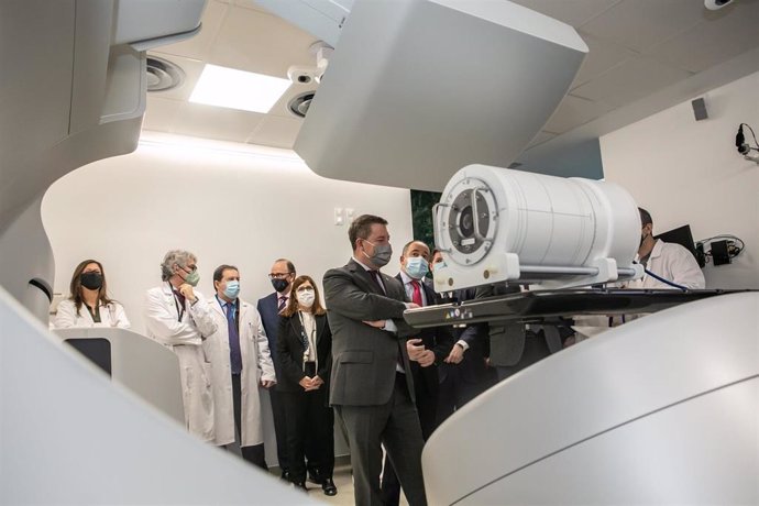 El presidente de C-LM, Emiliano García-Page, durante su visita a las obras del hospital de Albacete y al nuevo acelerador lineal del Servicio de Radioterapia