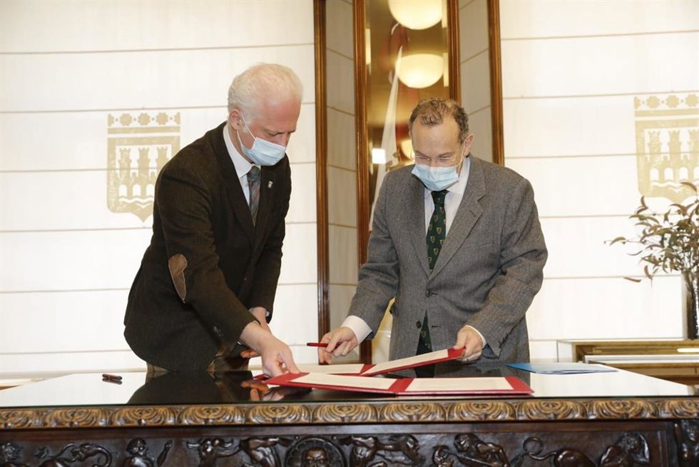 El alcalde de Logroño, Pablo Hermoso de Mendoza, y el rector de la UNIR, José María Vázquez García-Peñuela, han firmado el convenio de colaboración para la puesta en marcha del proyecto on line 'Viveros de empleo'