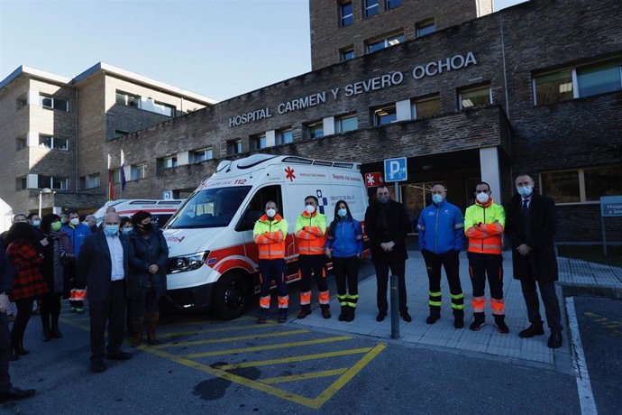 El presidente del Principado, Adrián Barbón, y el consero de Salud, Pablo Fernández Muñiz, en la puesta en marcha de una UVI móvil en el área sanitaria II del suroccidente