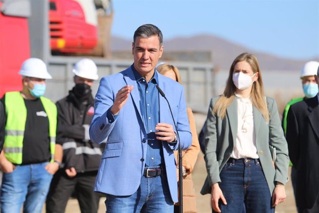 Pedro Sánchez en su visita a Cardial SL en Níjar (Almería)