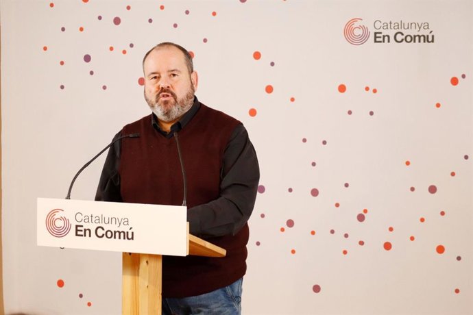 El portavoz de los comuns y diputado en el Congreso, Joan Mena, en rueda de prensa