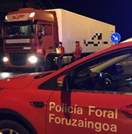 Agentes durante un control de transportes