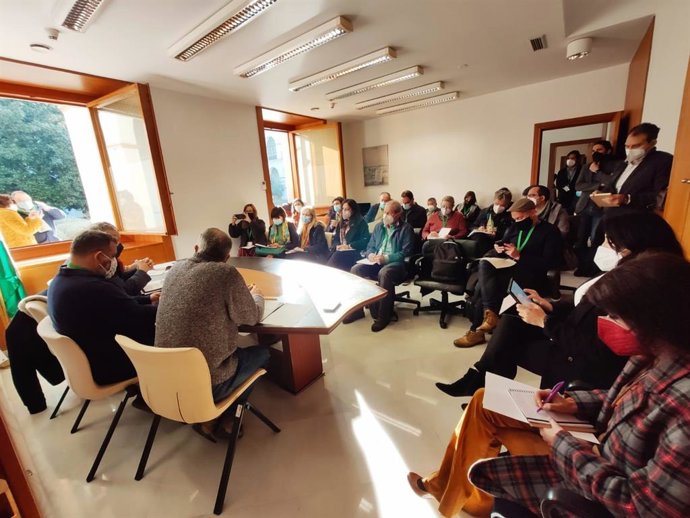 Imagen de la reunión que organiza Unidas Podemos por Andalucía sobre Doñana.