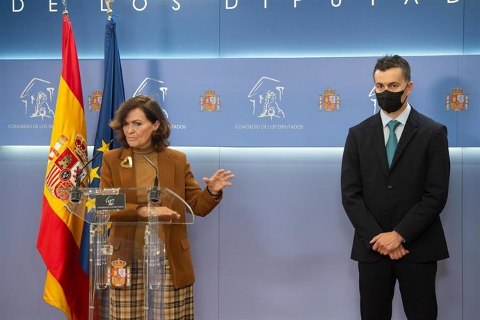 La ex vicepresidenta del Gobierno y diputada del PSOE Carmen Calvo, junto con el portavoz socialista, Héctor Gómez.