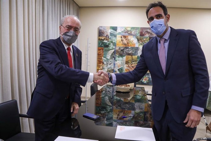 El alcalde de Málaga, Francisco de la Torre, y el presidente de Mahos, Javier Frutos