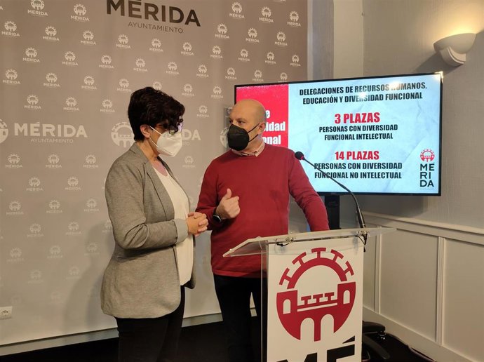 La delegada de Diversidad Funcional, Susana Fajardo, y el de Recursos Humanos, Julio César Fuster, en la presentación del plan.