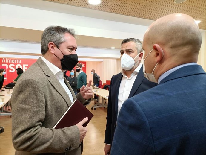El secretario general del PSOE-A, Juan Espadas, charla con el secretario provincial del PSOE de Almería, Juan Antonio Lorenzo, y el secretario provincial de Organización, Antonio Martínez.