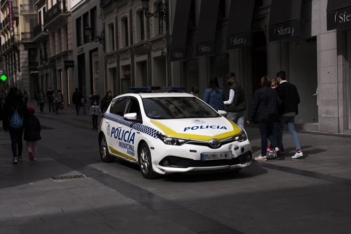 Archivo - Un coche de la Policía Municipal patrulla por las inmediaciones de la Puerta del Sol 