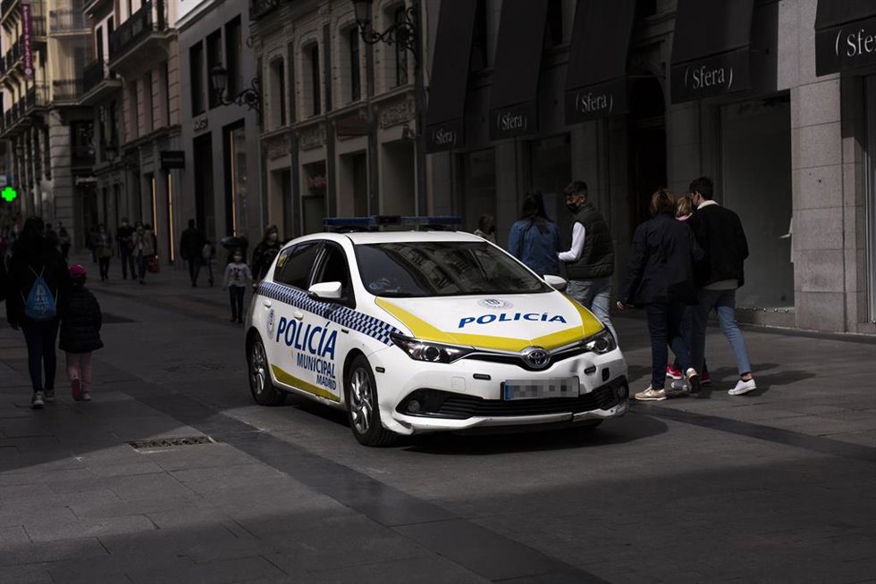Archivo - Un coche de la Policía Municipal patrulla por las inmediaciones de la Puerta del Sol 