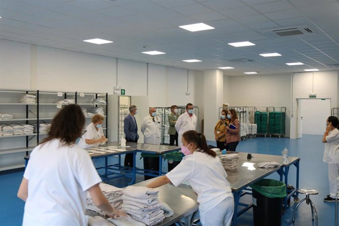 Profesionales del Servicio de Lencería y Lavandería del Hospital.