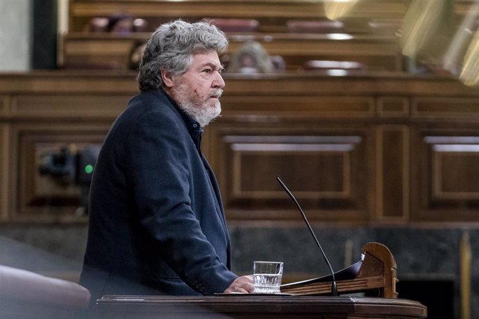 El Portavoz de Equo Juan López de Uralde interviene en una sesión plenaria extraordinaria en el Congreso de los Diputados, a 25 de enero de 2022, en Madrid (España).