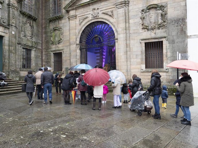 Archivo - Varios niños hacen cola bajo la lluvia  para entregar sus cartas a  los reyes en una cabalgata estática en el parque de Bonaval, a 5 de enero de 2022, en Santiago de Compostela, A Coruña, Galicia (España). Desde la cancelación del desfile, la 